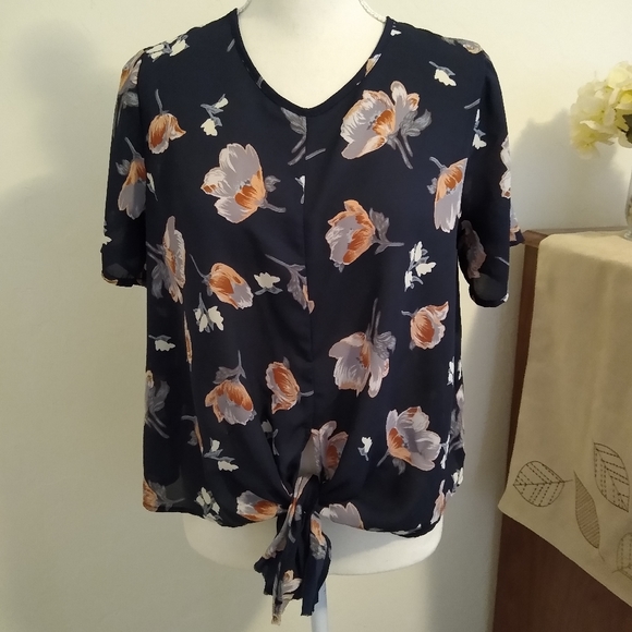 Sienna Sky Tops - Size S Sienna Sky navy floral short sleeve top